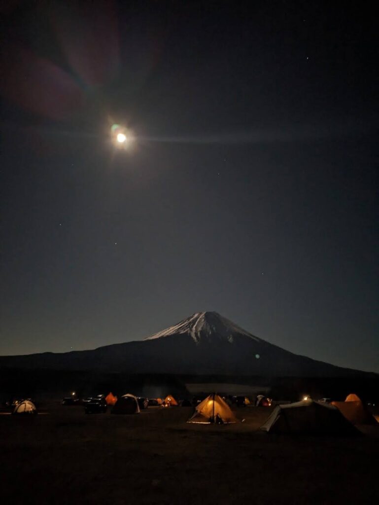 満月に照らされて美しく浮かび上がる富士山